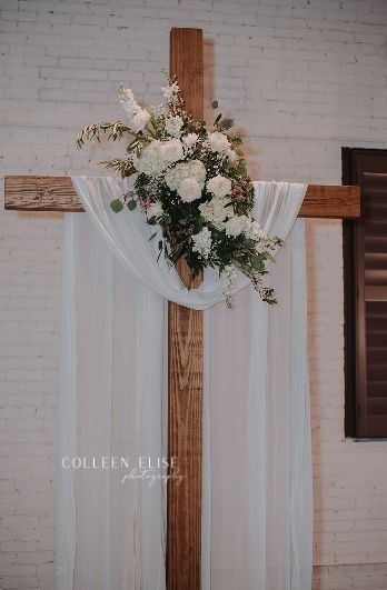 Wedding Cross Arrangement, Cross With White Cloth, Cross Arbor Flowers, Wedding Cross Altar Diy, Cross Wedding Flowers, Cross Alters For Weddings, Cross Altar Wedding, Cross Wedding Arch, Cross Wedding Alter