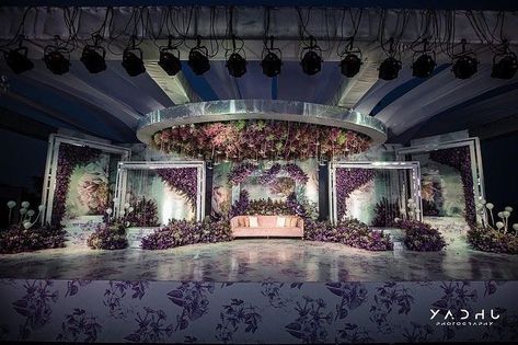 Luxury Wedding Decor Backdrops, Reception Stage Ideas, Grand Wedding Stage Decorations, Purple Reception Decor, Reception Stage Decoration Backdrops, Passage Decor, Reception Stage Decoration, Marriage Stage, Reception Background