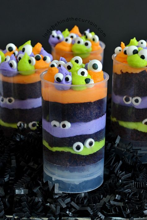 Halloween Desserts Recipes, Halloween Cookies Recipes, Halloween Dessert Recipes Easy, Easy Halloween Desserts, Festa Hotel Transylvania, Push Up Pops, Postres Halloween, Recetas Halloween, Bolo Halloween