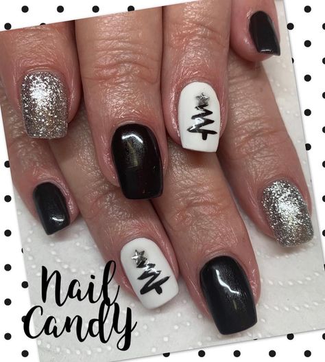 Black Christmas nails Chrostmas Nails, Nails Christmas Almond, Black Holiday Nails, Christmas Nails Black, Penguins In Love, Christmas Nail Designs Easy, Holiday Nails Christmas, Red Christmas Nails, Pretty Nail Colors