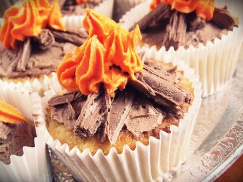 Greatfun4kids: Wild West Party How To's (with Free Printables) Camping Treats, Campfire Cupcakes, Bonfire Night Food, Camping Cake, Campfire Party, Glamping Party, Wild West Party, Western Birthday Party, Bonfire Party