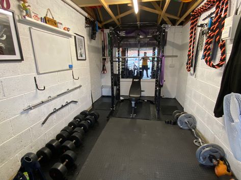 Small Shed Gym Ideas, Carport Gym Ideas, Small Garage Gym, Gym Shed, Small Home Gym Ideas, Home Yoga Room, Backyard Gym, Diy Garage Gym, Home Gym Inspiration