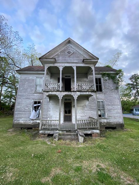 Abandoned Places Abandoned House Aesthetic, Old American Houses, Houses Victorian, Abandoned Mansion For Sale, Eastern North Carolina, Goose Bumps, Abandoned Property, North Carolina Travel, Abandoned Mansion