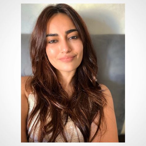 Surbhi Jyoti, Whatsapp Profile Picture, Dramatic Eye Makeup, Best Profile Pictures, Welcome Friends, Makeup Looks For Brown Eyes, Girl Attitude, Hair Images, Latest Images