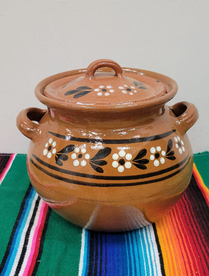 #giftideas #giftsforher #giftforhim #trunkortreat #thankgsgiving #holiday #foodanddrinks #homedecor #kitchendecor #cooking #recipes #mexico #art #eventplanning #traditional #hosting #wedding #birthday #christmas #roomdecor Mexican Pots, Mexican Pottery Decor, Mexican Clay Pots, Spanish Style Kitchen, Summer Room Decor, Teapot Decor, Vase Project, Room Decor Kitchen, Mexican Culture Art