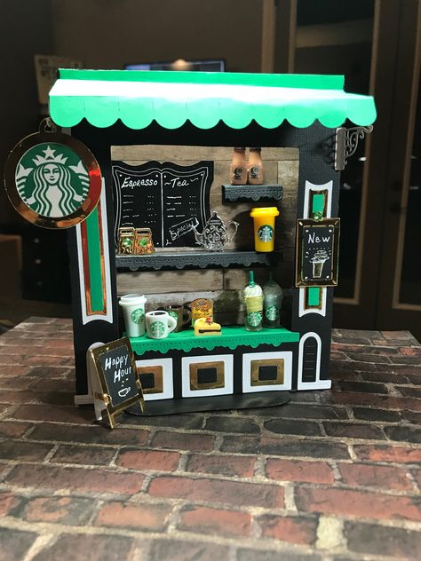 Craft Coffee Shop, Starbucks Diorama, Cardboard Starbucks, Diy Crafts Love, Cardboard Crafts Diy, Cardboard Box Crafts, Pinterest Diy Crafts, Easy Paper Crafts Diy, Window Cards