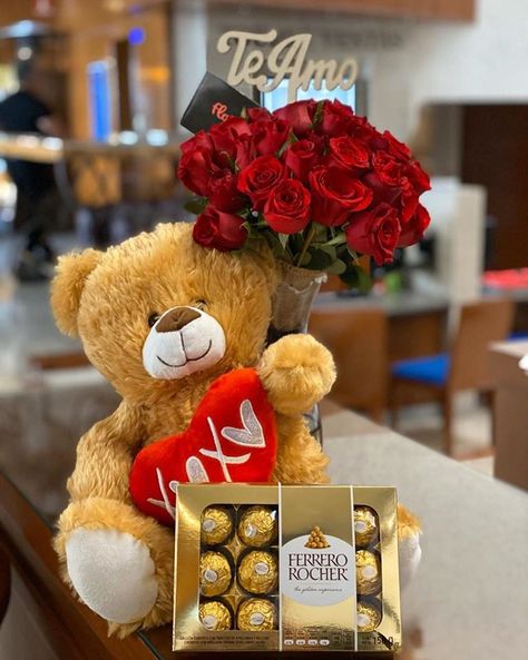 Sorprende con flores a domicilio en Pachuca. Regala amor con Floryou y alegra el corazón de quien más amas. Florerías en Pachuca. Flores y peluches. Saint Valentin Diy, Teddy Bears Valentines, Best Anniversary Gifts, Valentines Gift Box, Ideas Regalos, Valentines Gifts For Boyfriend, Same Day Flower Delivery, Diy Bouquet, Valentine Special