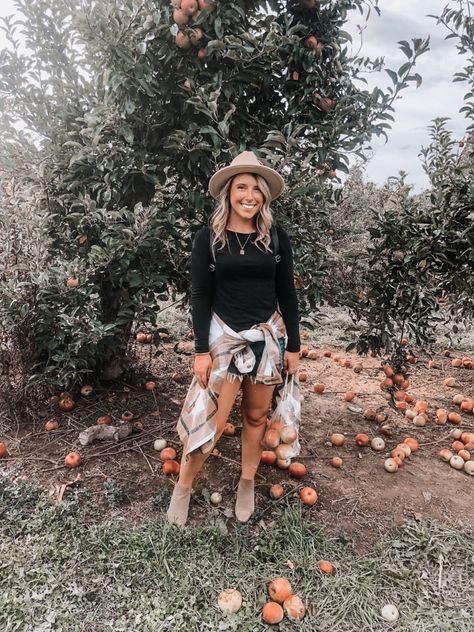 Outfits For Apple Picking, Fall Apple Picking Outfit, Fall Outfits Apple Picking, Apple Picking Outfit Fall Casual, Apple Orchard Outfit, Apple Picking Outfit Summer, Apple Picking Outfit Fall, Vineyard Outfit, Apple Picking Outfit