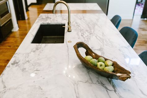 Countertops And The Truth About Seams - Rocktops Cleaning Granite Countertops, Cultured Marble Countertops, Kitchen Countertops Laminate, Quartz Backsplash, Countertop Slabs, Countertop Options, Quartz Kitchen Countertops, Diy Concrete Countertops, Quartzite Countertops