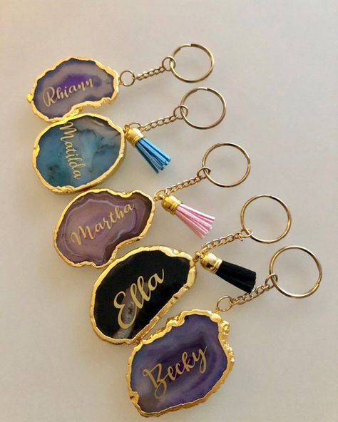 Top Personalized Wedding Gifts To Admire In 2022 ★ personalized wedding gifts crystal Seni Resin, Keychain With Tassel, Resin Crafts Tutorial, Resin Bracelet, Diy Resin Art, Keychain Design, Diy Resin Crafts, Beautiful Gifts, Personalized Wedding Gifts