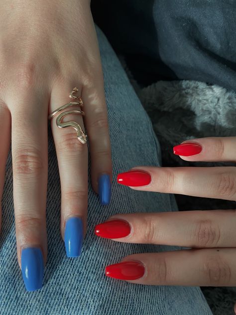 One Hand Red One Hand Blue Nails, Red And Blue Nails Acrylic, Blue And Red Nails, Red And Blue Nails, Customized Nails, Red Matte Nails, Matte Pink Nails, Bella Nails, Halloween Nails Diy