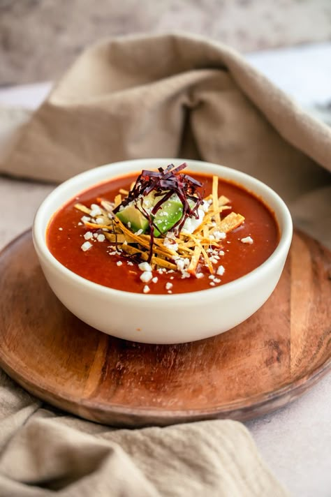 Sopa de Tortilla en Caldo de Frijol Mexican Restaurant Menu, Fancy Food Presentation, Smoked Turkey Recipes, Mexican Appetizers, Mexican Soup, Food Garnishes, Cooking Recipes Desserts, Food Plating, Food Presentation