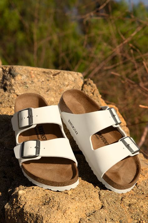 Birkenstock Slippers, Clogs Birkenstock, White Birkenstocks, Women In White, Birkenstock Style, Birkenstock Sandals Arizona, Birkenstock Sandals, Buckle Sandals, White Sandals