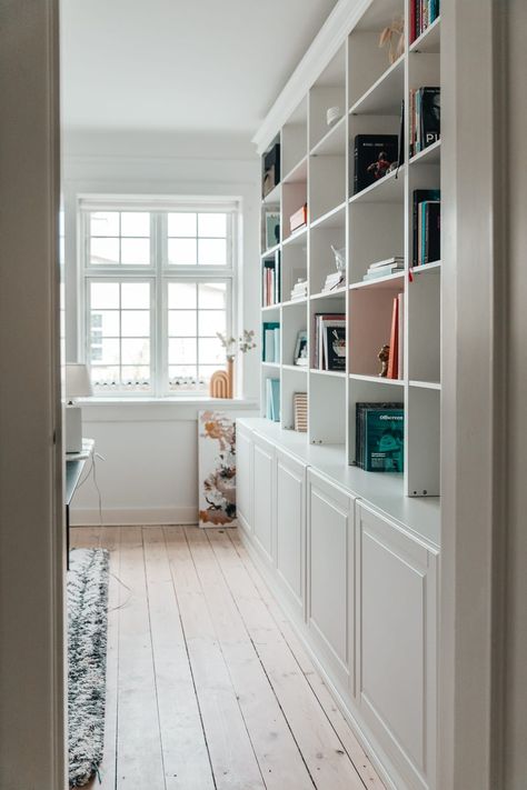 DIY: Indbygningsreol à La IKEA-hack... | Acie Hack Billy Ikea, Billy Hack Ikea, 1930s House Interior Living Rooms, Ikea Hack Bookcase, Vitrine Ikea, Ikea Bookshelf Hack, Ikea Hack Living Room, Billy Hack, 1930s House Interior