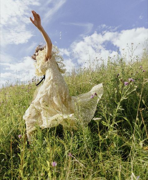 Women In Nature Painting, Ethereal Fashion Photography, Cottagecore Editorial, Dreamy Aesthetic Photoshoot, Grass Dress, Grace Core, Ethereal Nature, Airy Aesthetic, Garden Fashion