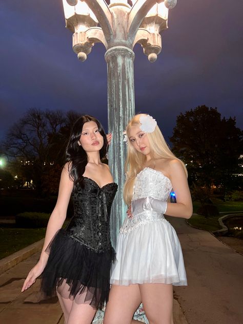 Duo Halloween Costumes Female, Duo Princess Costumes, Matching Costumes For Best Friends Duo, Blonde And Brunette Duo Costumes, Iconic Duo Costumes Best Friends, Iconic Halloween Costumes Brunette, Halloween Besties, Best Friend Duo, Friend Duo