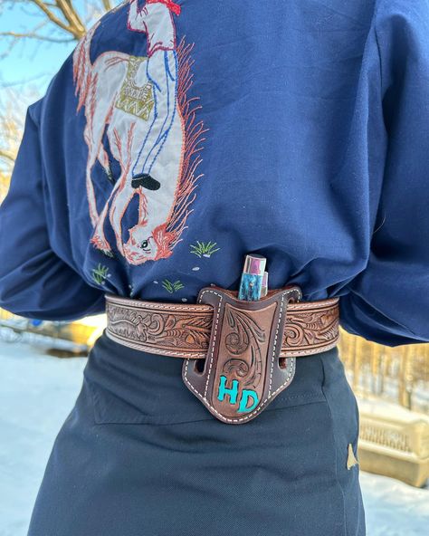 Custom knife sheath to match preexisting belt. Feat. New vintage pearl snap😮‍💨😮‍💨 Customs are open currently!! #western #knife #knifesheath #westernengraving #westernart #westernleather #leather #leathersmith #leathercarving #snow #cowboy #cowgirl Hand Tooled Leather Knife Sheaths, Tooled Leather Knife Sheath, Western Pocket Knife, Western Leather Work, Western Knife, Leather Knife Sheath, Handmade Leather Work, Custom Leather Work, Leather Working Patterns