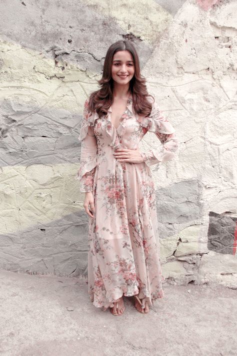 Alia Bhatt Alia Bhatt Photoshoot, Day Outfit Ideas, Mother Of Bride Outfits, Long Frock, Crop Top Dress, Long Frocks, She Knows, Indian Clothes, Dreamy Dress