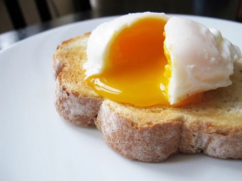 How to Poach Eggs Like a Chef - Parade How To Make A Poached Egg, Telur Rebus, Perfect Poached Eggs, Nigella Lawson, America's Test Kitchen, Fool Proof Recipes, Cooking For One, Americas Test Kitchen, Paula Deen