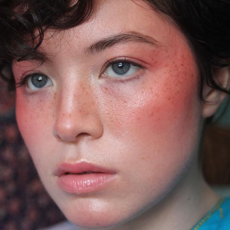 Fake Makeup, Freckles Makeup, Fake Freckles, 70s Makeup, Faux Freckles, Cheek Makeup, Rosy Cheeks, Unique Makeup, Makeup Stain