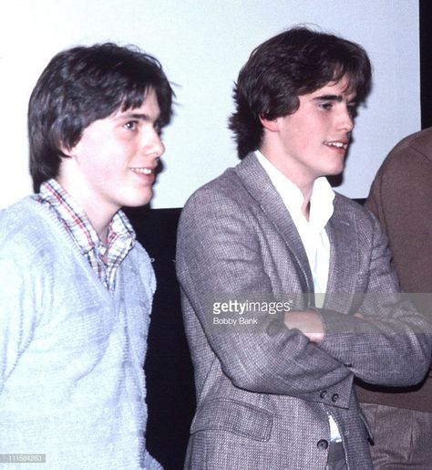 L-R Vincent Spano & Matt Dillon from Over The Edge movie Vincent Spano, Dally Winston, Young Matt Dillon, 80s Guys, The Outsiders Cast, Guys My Age, Dallas Winston, 80s Men, Matt Dillon