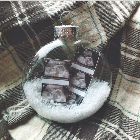 Cool idea                                                                                                                                                                                 More Uppfostra Barn, طفلة حديثة الولادة, Vogue Kids, Idee Babyshower, Christmas Pregnancy Announcement, Diy Bebe, Christmas Pregnancy, Baby Announcements, Baby First Christmas Ornament