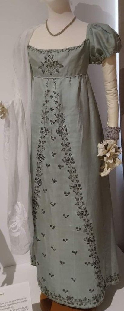 Silver Regency Gown, Regency Long Stays, Emerald Green Regency Dress, Green Regency Dress Aesthetic, Dark Regency Dress, Regency Evening Gown, Regency Gown Ball, Regency Era Fashion Gowns, Green Regency Dress