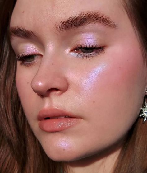 Merry on Instagram: "glowy iridescence using new highlighters from @gamebeauty 💜 skin: @covergirl smoothers concealer (fair) @lorealparis infallible foundation powder (pearl) @colourpopcosmetics pressed powder blush (to the 10) @gamebeauty elemental pearl highlighters (pyro, electro, cryo)* @colourpopcosmetics freckle pen eye: @lorealparis lash paradise mascara @nyxcosmetics the brow glue lip: @nyxcosmetics lip pencil (nude suede shoes) @essence_cosmetics clear lip gloss *gifted ~retouched i Rose Macaron, Pink Highlighter, Maquillage On Fleek, Pink Highlights, Cruelty Free Brands, Makeup To Buy, Cream Eyeshadow, Glam Makeup, Beauty Routine