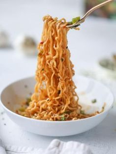 15 minute sesame ramen noodles I howsweeteats.com #ramen #ramennoodles #sesamenoodles #easy #recipes Ramen Noodle Ideas, Sesame Ramen Noodles, Sesame Ramen, Super Noodles, Carrots Chicken, Garlic Ramen, Noodle Ideas, Super Recipes, Easy Ramen