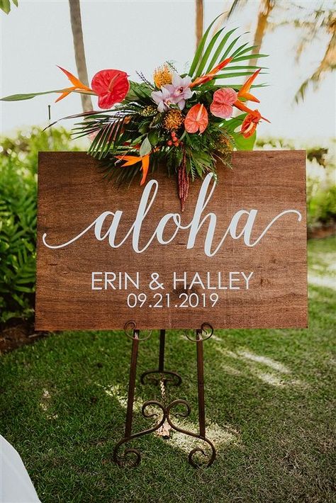 Aloha Wedding Sign, Hawaii Wedding Ideas Decor, Tropical Wedding Reception Decor, Hawaii Theme Wedding, Lanikuhonua Wedding, Hawaii Wedding Ideas, Tropical Wedding Reception, Wedding Welcome Table, Hawaii Theme