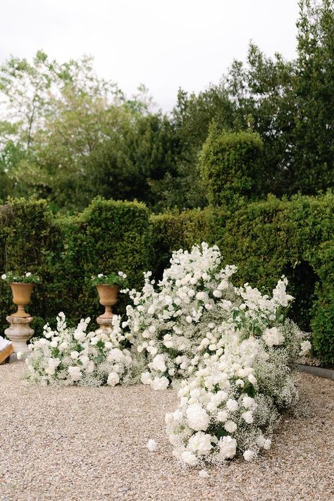 Altar Flowers Wedding, White Ceremony, Alter Flowers, White Wedding Ceremony, Wedding Alters, Floral Arch Wedding, Tuscan Garden, Altar Flowers, Ceremony Design