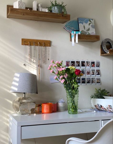 Desk College Apartment, Shelves In Room Ideas, Summer Room Aesthetic Ideas, Summer Room Ideas Aesthetic, Jewelry Organizer Aesthetic Bedroom, Shelves Above Desk Aesthetic, Bedroom Inspirations Desk, Shelves On Wall Bedroom, Flowers In Bedroom Aesthetic