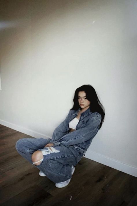 Mode Ulzzang, Streetwear Spring, Model Poses Photography, Trik Fotografi, Photography Poses Women, Ideas For Instagram Photos, Insta Photo Ideas, Photoshoot Poses, Teen Fashion Outfits