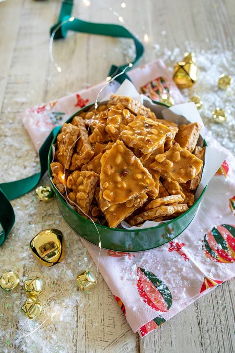 Easy Homemade Peanut Brittle Recipe Homemade Peanut Brittle, Nut Brittle, Peanut Brittle Recipe, Breakfast Cocktails, Brittle Recipes, Ginger Molasses Cookies, Christmas Recipes Appetizers, Recipe Step By Step, Fudge Easy