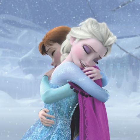 Frozen Elsa and Anna hug Disney Amor, Film Frozen, Desenhos Gravity Falls, Idina Menzel, Karakter Disney, Toy Story 3, Film Disney, Neil Armstrong, Paris Jackson