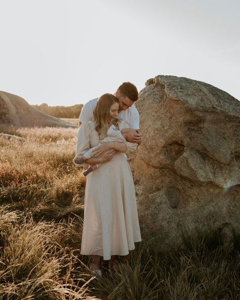 Newborn Shoot Outfits For Family, Field Newborn Photoshoot, Outdoor Family Newborn Pictures, Family Newborn Pictures Outdoor, Outdoor Newborn Family Photos, Newborn Family Pictures Outdoor, Newborn Family Photos Outdoor, Outdoor Newborn Photography Family, Newborn Outdoor Photoshoot