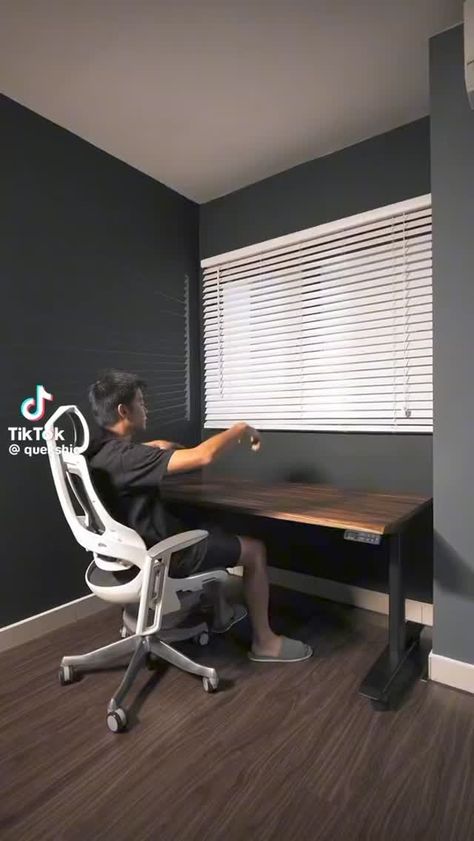 @tomwarrenuk • this is one of the best desk setup videos I’ve ever ever seen 🤯 by Quek Shio vm.tiktok.com/Z... • Threads Editing Setup, Gaming Desk Setup, Computer Desk Setup, Home Studio Setup, Desk Layout, Guest Room Office, Bedroom Setup, Study Room Decor, Creative Workspace