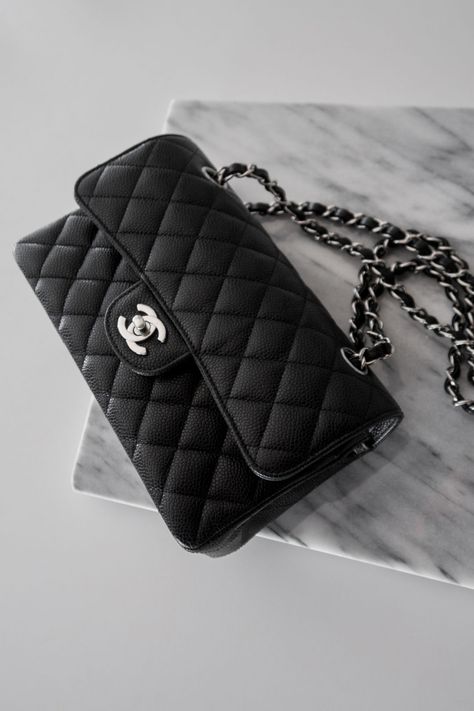 Ladies Purses Handbags, Black Side Bag, Chanel Bag Classic, Chanel Handbags Classic, Couple Noir, Chanel Classic Flap Bag, Classic Purse, Chanel Flap Bag, Classic Flap Bag