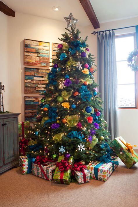 Inspired by This Festive and Colorful Spanish Style Home | Inspired by This Blog Bright Christmas Tree, Christmas Tree Decor Ideas, Tree Decor Ideas, Flocked Christmas Trees Decorated, Christmas Tree Inspiration, White Christmas Trees, Flocked Christmas Trees, White Christmas Decor, Bright Christmas