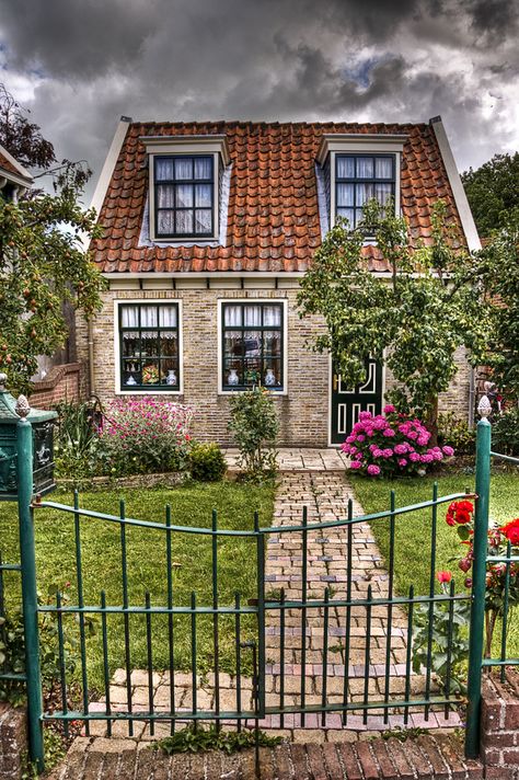 Holland House Netherlands, Netherlands House, House Netherlands, Dutch Cottage, Dutch Houses, Dutch Cheese, Dutch Home, Holland House, Famous Cities