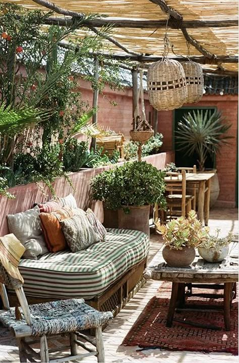 Moroccan Garden Ideas, Garden Hideaway, Morocco Decor, Morocco Hotel, Dream Garden Backyards, Moroccan Garden, Modern Water Feature, Pools For Small Yards, Front Lawn Landscaping