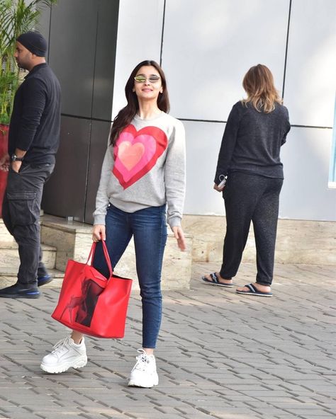 Alia Bhatt Outfits, Printed Tshirts, Alia Bhatt Photoshoot, Simple Style Outfits, Celebrity Casual Outfits, Dress Book, Bollywood Outfits, Trendy Dress Outfits, Effortlessly Chic Outfits