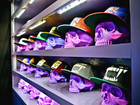 Hat Display Diy Resin Table, Shoe Store Design, Cap Store, Retail Space Design, Clothing Store Design, Cap Display, Hat Display, Hat Stores, Op Shop