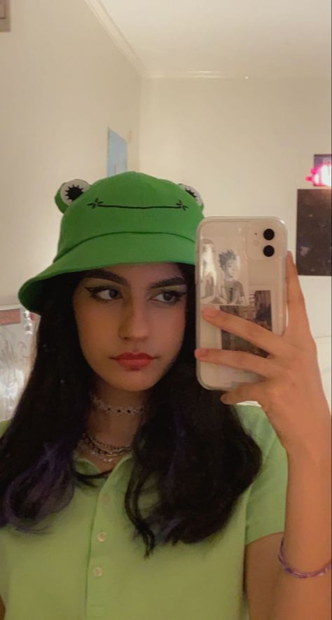 Frog Hat Outfit, Frog Hat Aesthetic, Frogs Aesthetic, Frog Outfit, Justice Tour, 80s Inspired Outfits, Bucket Hat Outfit, Frog Hat, Alt Aesthetic