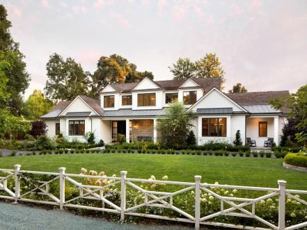 From fancy fountains to precisely trimmed hedges, these luxurious homes offer truly exceptional first impressions. Luxury Farmhouse Plans, Farmhouse Landscaping Front Yard, California Farmhouse, Farmhouse Exterior Colors, Luxury Farmhouse, Exterior Landscaping, Transitional Exterior, Farmhouse Landscaping, Front Yard Ideas