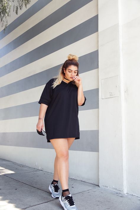 Browse the best sporty street style: outfit ideas and inspiration at @Stylecaster | blogger @nadiaaboulhosn's black T-shirt dress, sneakers Sporty Summer Outfits, Road Trip Outfit, Shirt Dress Outfit, Chubby Fashion, Look Plus Size, Shirt Dress Summer, Look Rock, Shorts Outfits, Curvy Girl Outfits