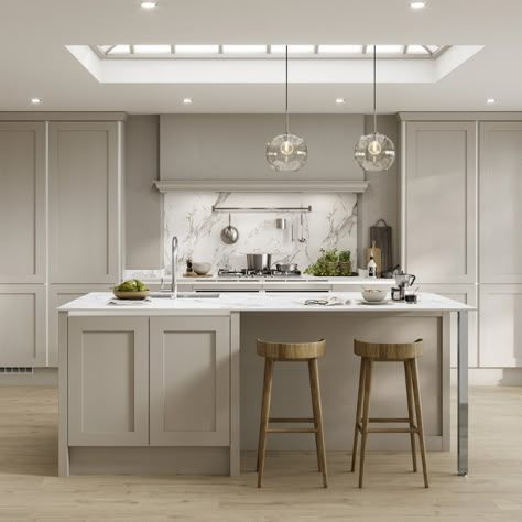 Howdens Chilcomb, Kitchen Shaker Style, Modern Shaker Kitchen, Shaker Kitchen Design, Kitchen Shaker, Howdens Kitchens, Open Plan Kitchen Dining Living, White Shaker Kitchen, Handleless Kitchen