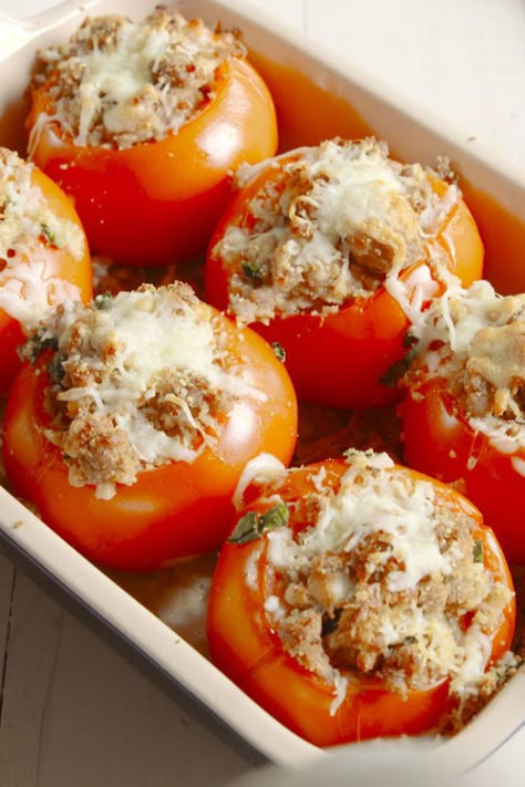 Cheesy Stuffed Tomatoes Are So Much Better Than Stuffed Peppers Stuffed Tomato, Tomato Dishes, Tomato Recipe, Stuffed Tomatoes, Fresh Tomato Recipes, Tomatoes Recipes, Baked Tomatoes, Baked Eggplant, Simple Green Salad