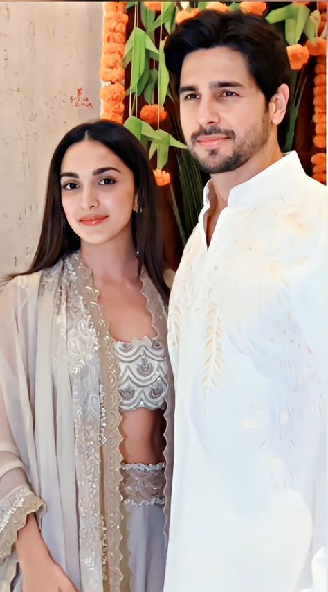 Sidkiara Aesthetic Pics, Sidkiara Photo, Sid And Kiara, Sidharth Malhotra Kiara Advani, Sid Kiara, Couple Dresses, Girls Group Names, Brothers Movie, Alia Bhatt Photoshoot