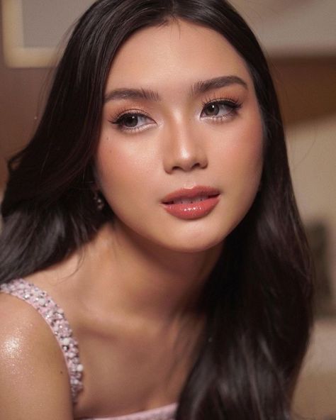 Graduation Makeup Ideas Simple, Filipino Makeup, Graduation Makeup Tutorial, Francine Diaz, Asian Wedding Makeup, Makeup Layout, Birthday Makeup Looks, Classy Makeup, Layered Haircuts For Medium Hair